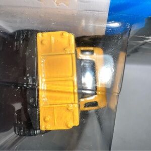 RARE ERROR Hot Wheels ’15 Land Rover Defender (Missing Rear Tampos) MINT